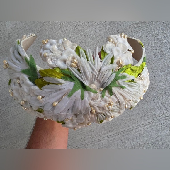 Vintage 1950s Clover Lane Floral Headband – White Flowers & Faux Pearls main image 4